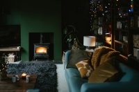 Waarom donkere woonkamerkleuren het nu winnen van wit
